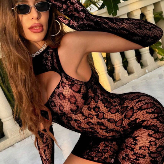 SELENE™ – czarna sukienka z siateczki, stylizacja